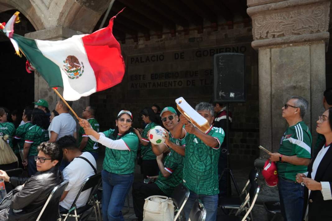 Aficionados viendo el Mundial 2026 en la Plaza de la Constitución de Tlaxcala.