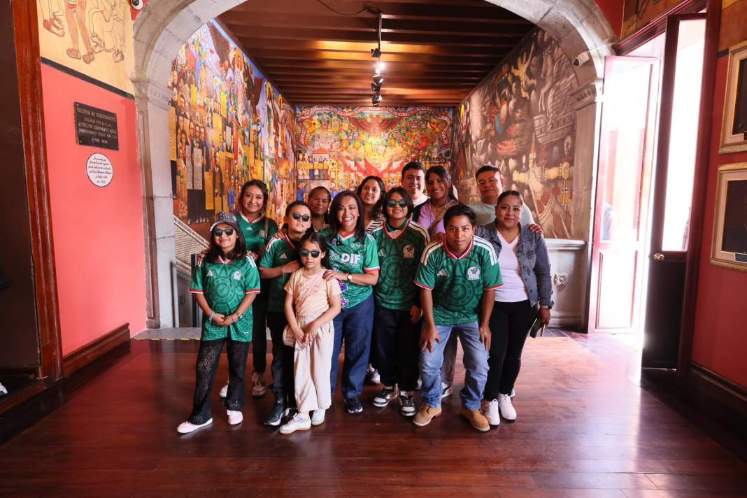 Gobernadora entrega playeras de la Selección Mexicana.