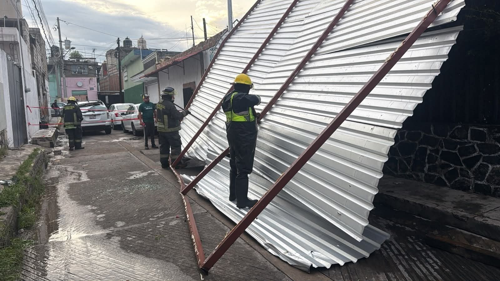Fuertes vientos provocan desprendimiento de techumbre en jardín de niños; PC Cuautlancingo atiende emergencia