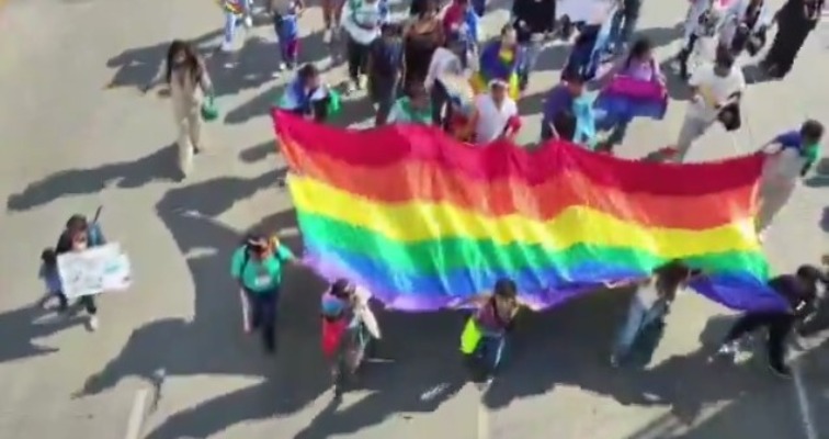 En Marcha del Orgullo exigen aprobación de ley de infancias trans en Puebla 