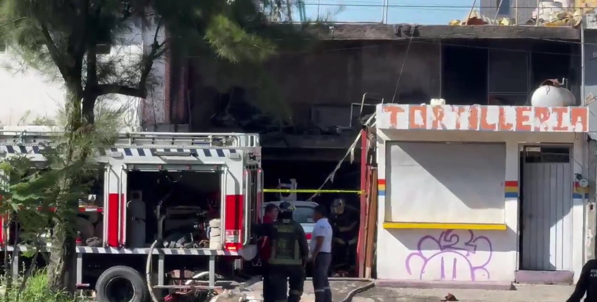 Bomberos trabajan en vivienda afectada por incendio en Amalucan.