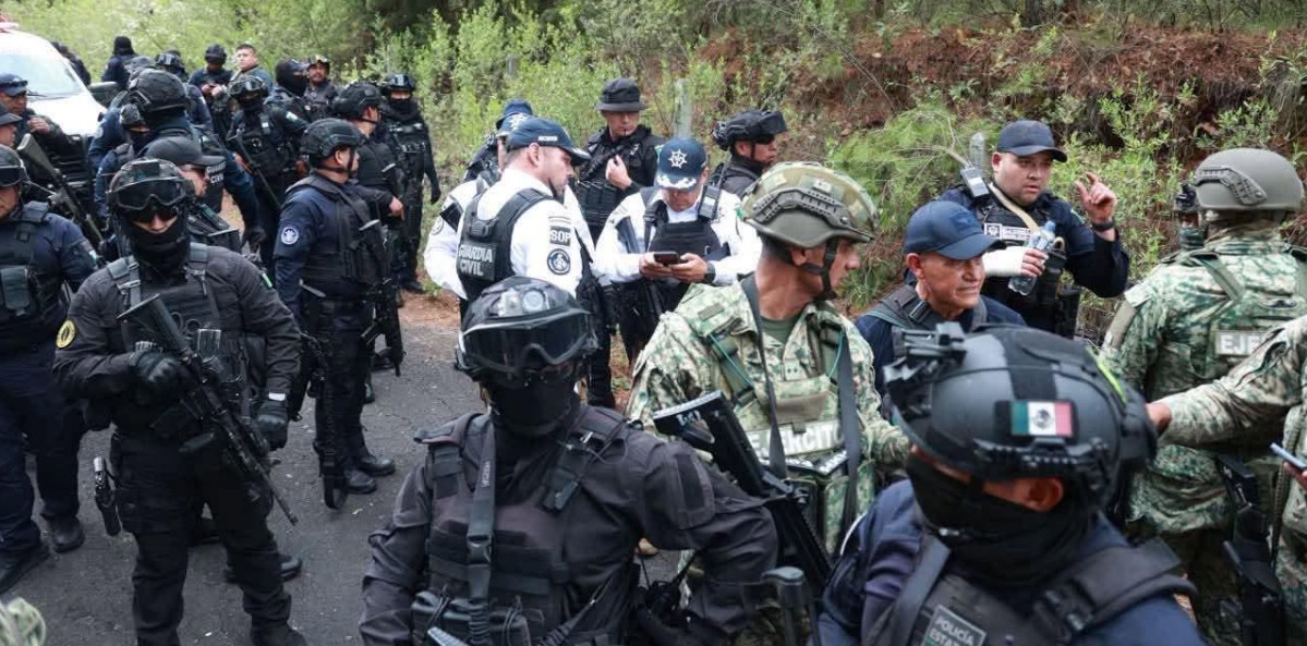 Policías detenidos durante operativo en Coeneo, Michoacán.