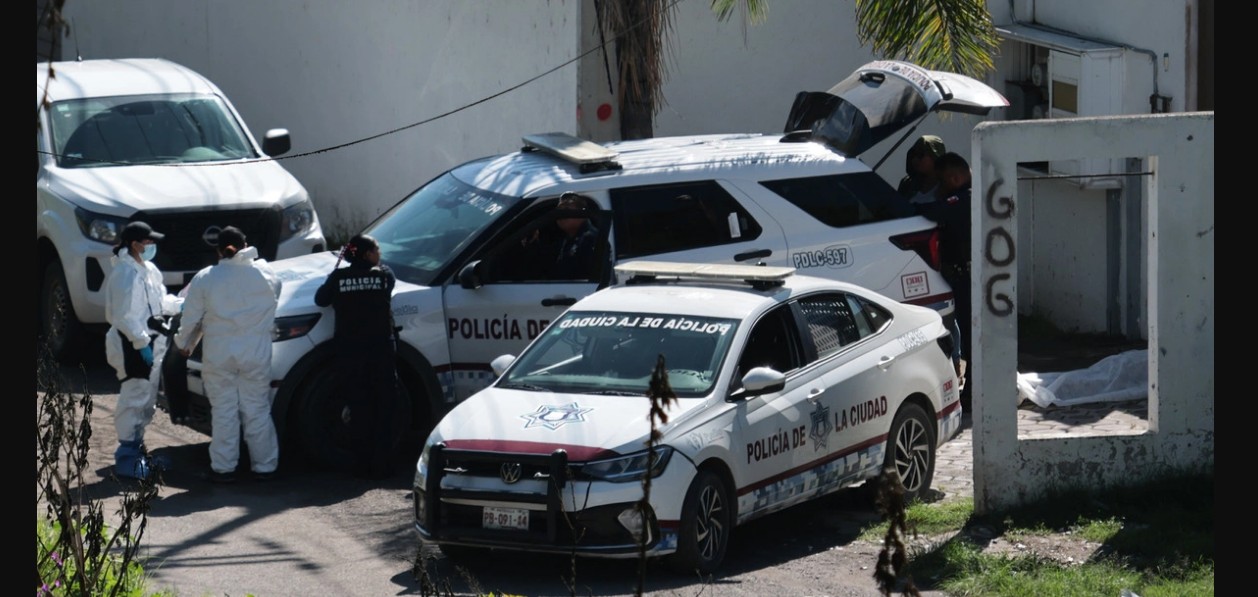 Policías resguardan zona donde fue hallado un hombre sin vida en Totimehuacan.