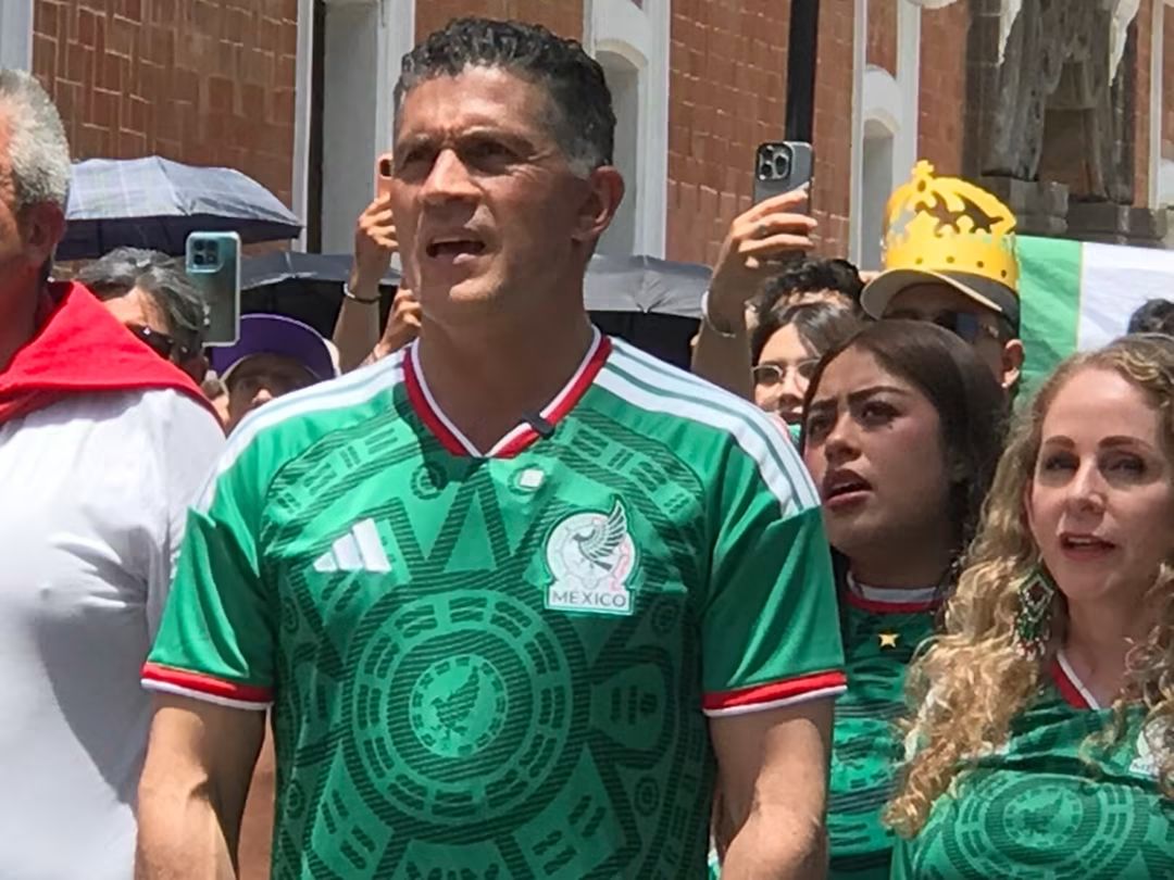 Alcalde de Tlaxcala "piratea" playeras del mundial con su nombre, y se deslinda 
