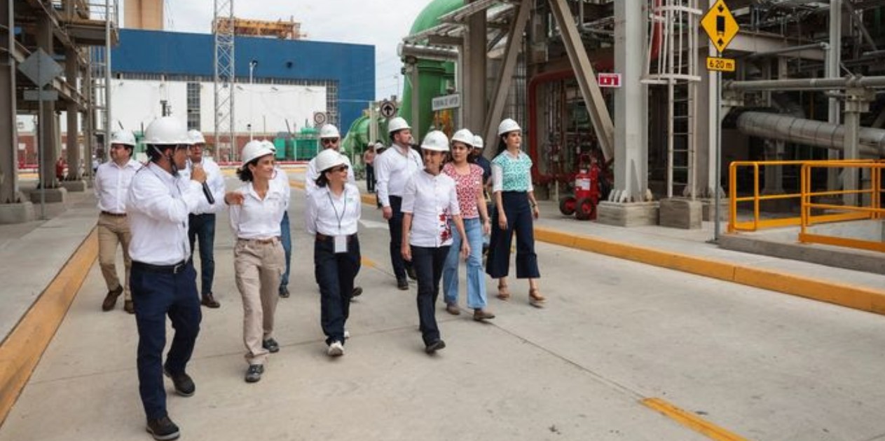 Claudia Sheinbaum durante la inauguración de una planta de CFE en Colima.