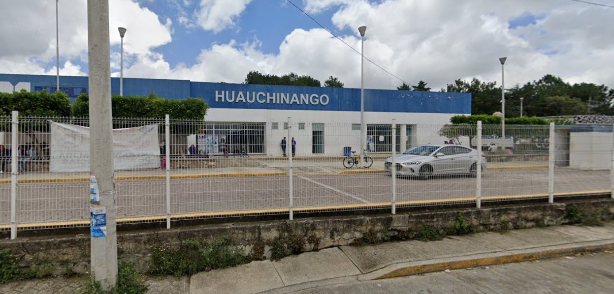 Patrulla afuera del Hospital General de Huauchinango.