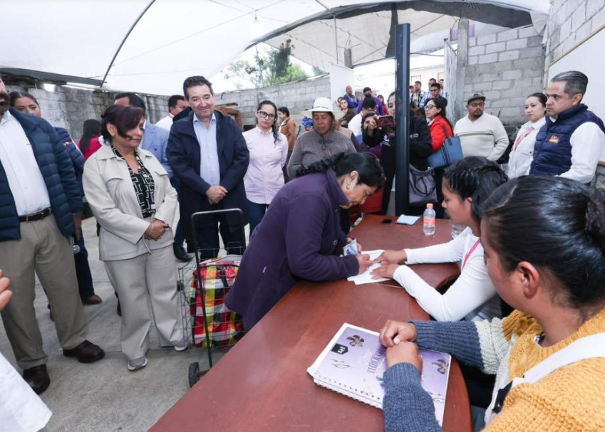 Entrega de apoyos sociales a familias de Tlaxcala.