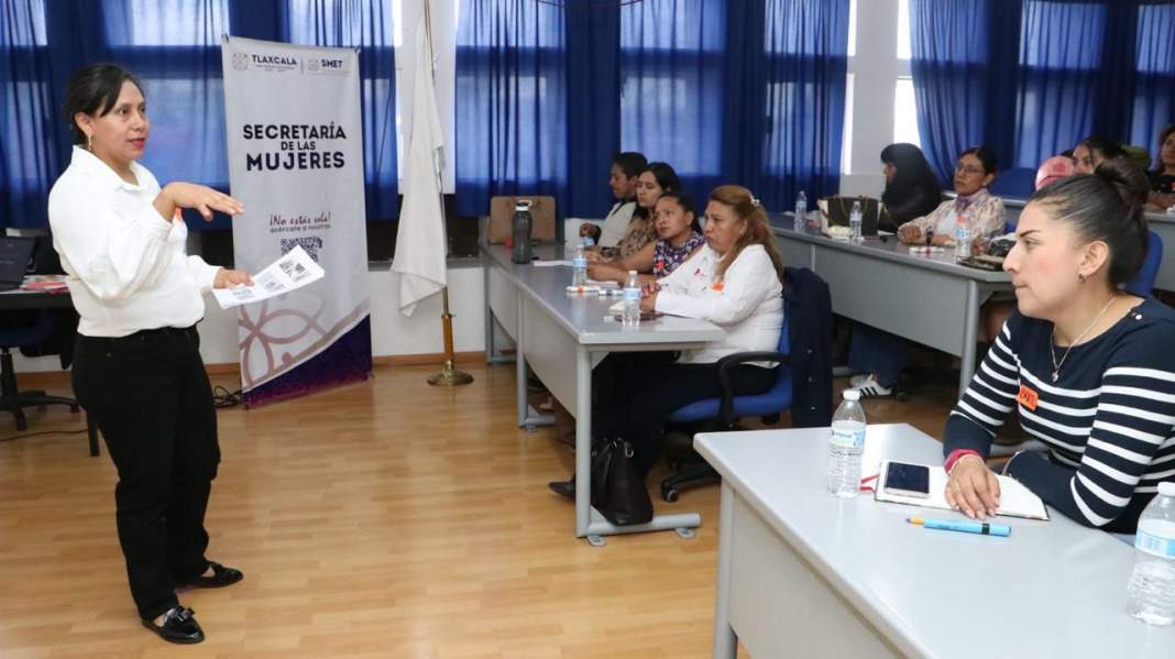Estudiantes reciben reconocimiento en escuela sobre derechos de las mujeres.