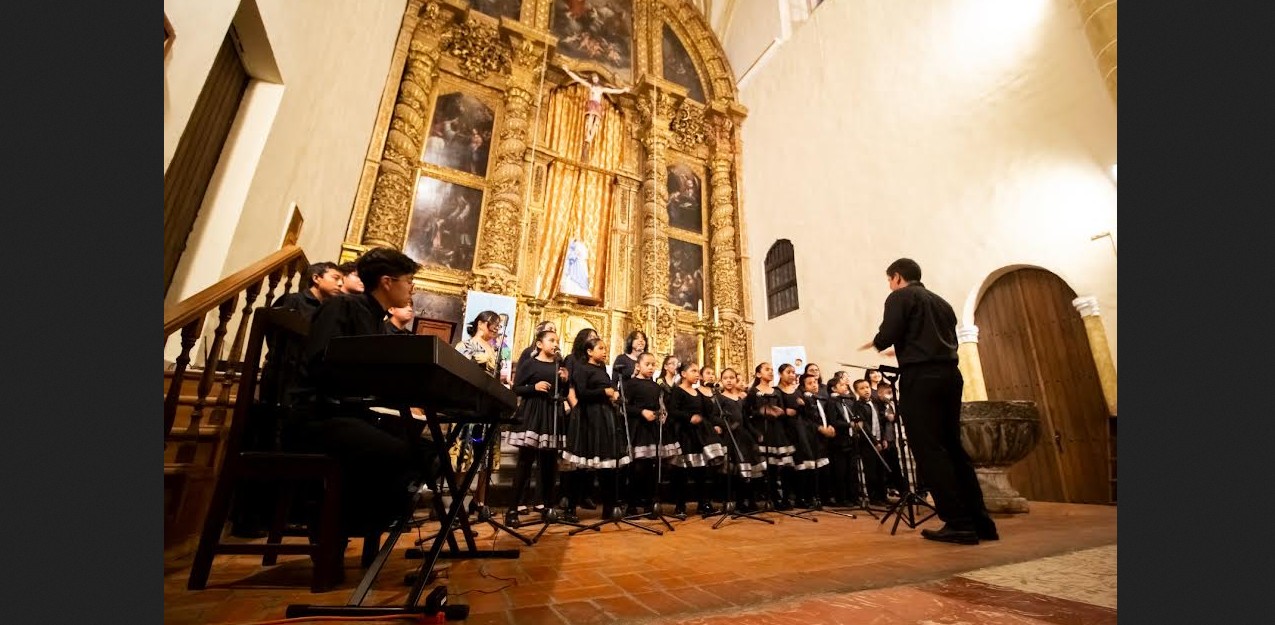 Niñas, niños y jóvenes participan en un concierto coral en Atlixco