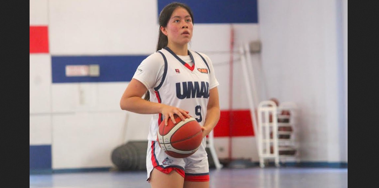 Marilyn Myrella Chocoyo jugando básquetbol con Tigres Blancos UMAD