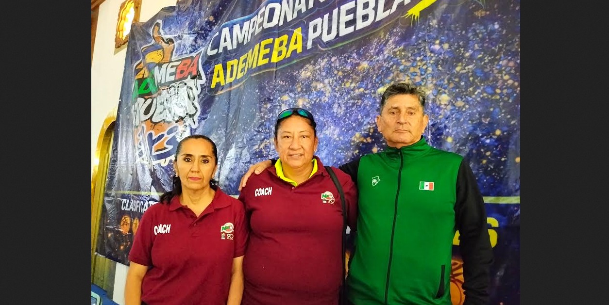 Jugadores de básquetbol durante un partido en Puebla.