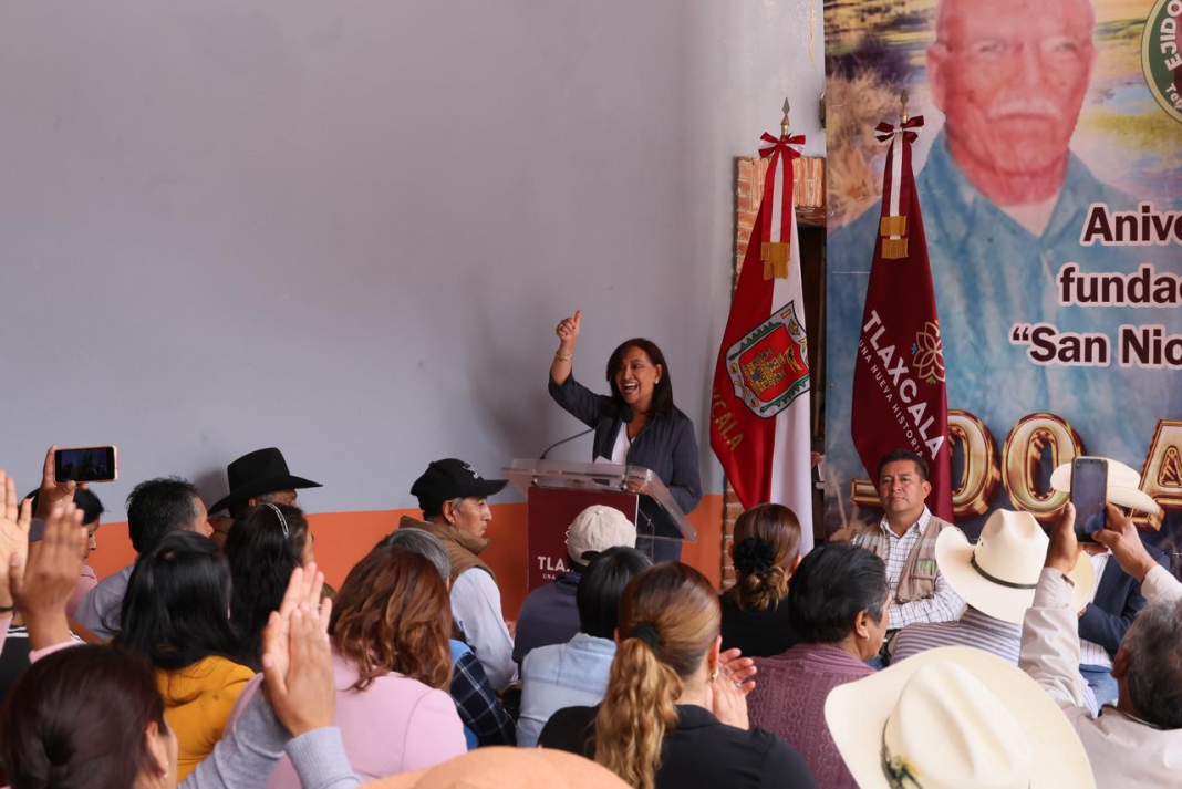 Lorena Cuéllar durante encuentro con productores en Terrenate.