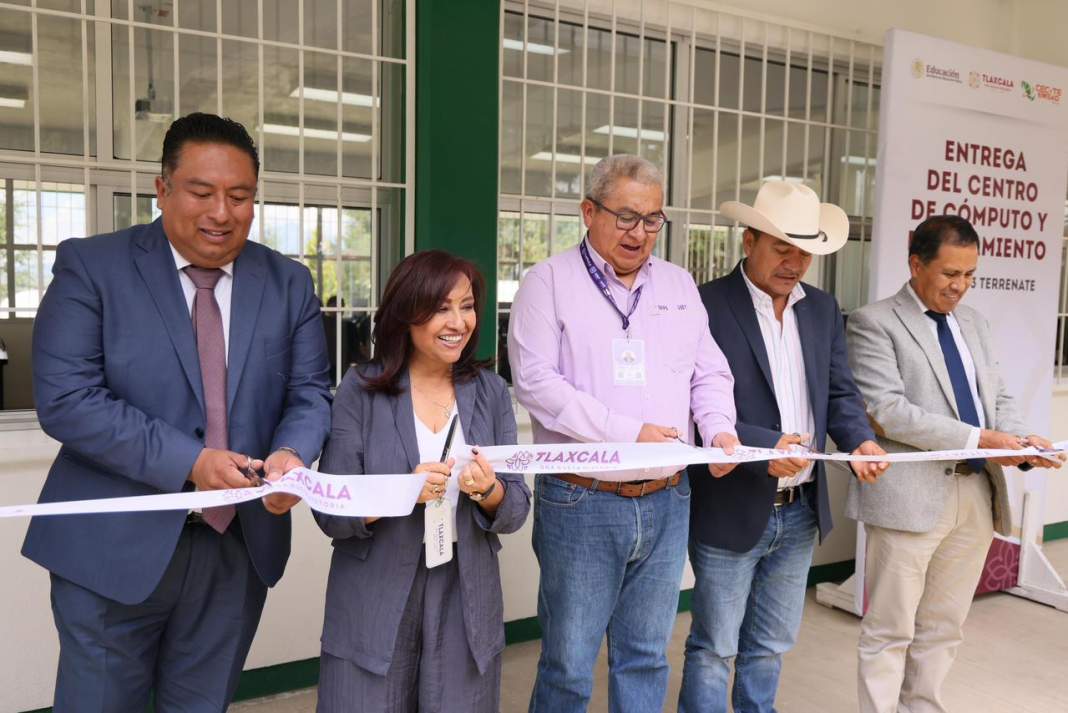 Entrega de centro de cómputo en Cecyte de Terrenate.