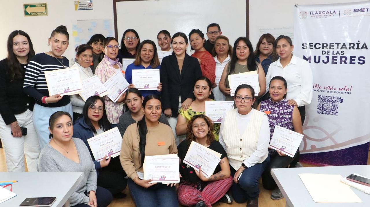 Estudiantes universitarios participan en actividad sobre derechos de las mujeres.