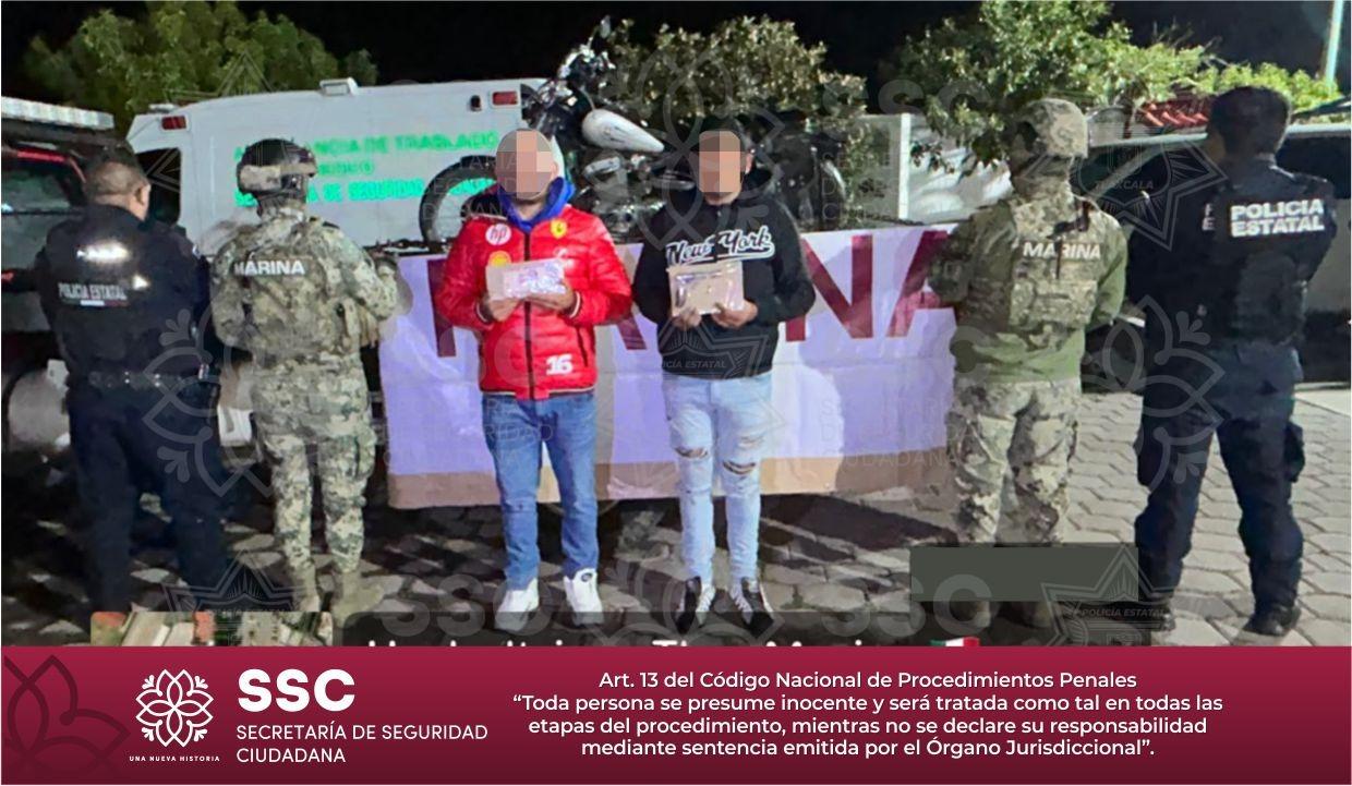 Policías resguardan a dos detenidos en Apizaco.