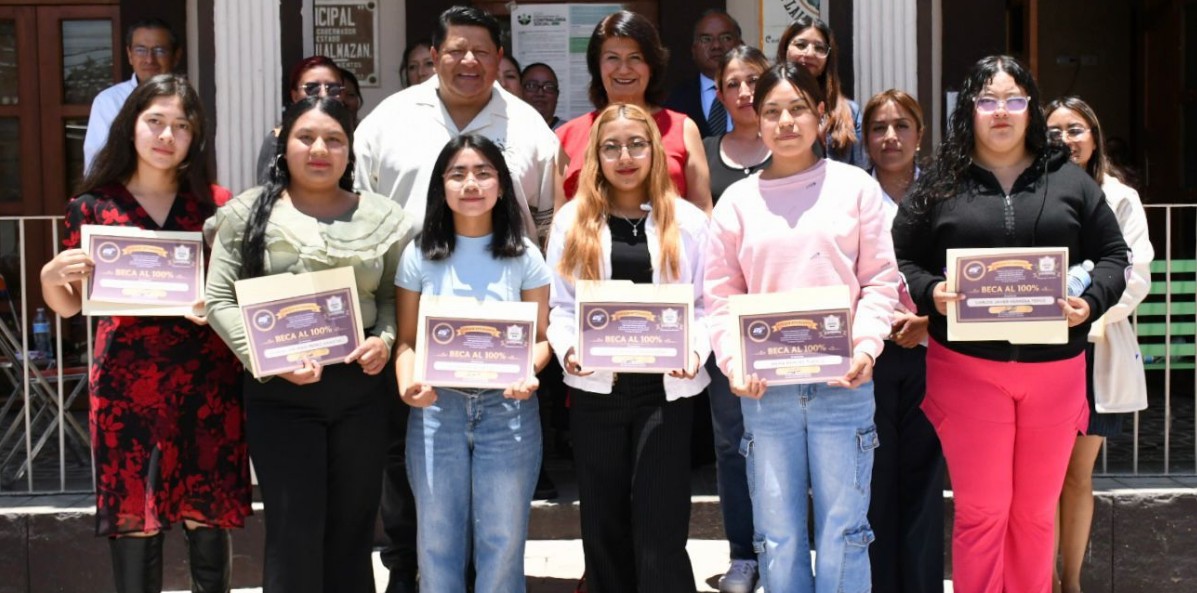 Estudiantes de la UTH reciben becas del Ayuntamiento de Tlaltenango.