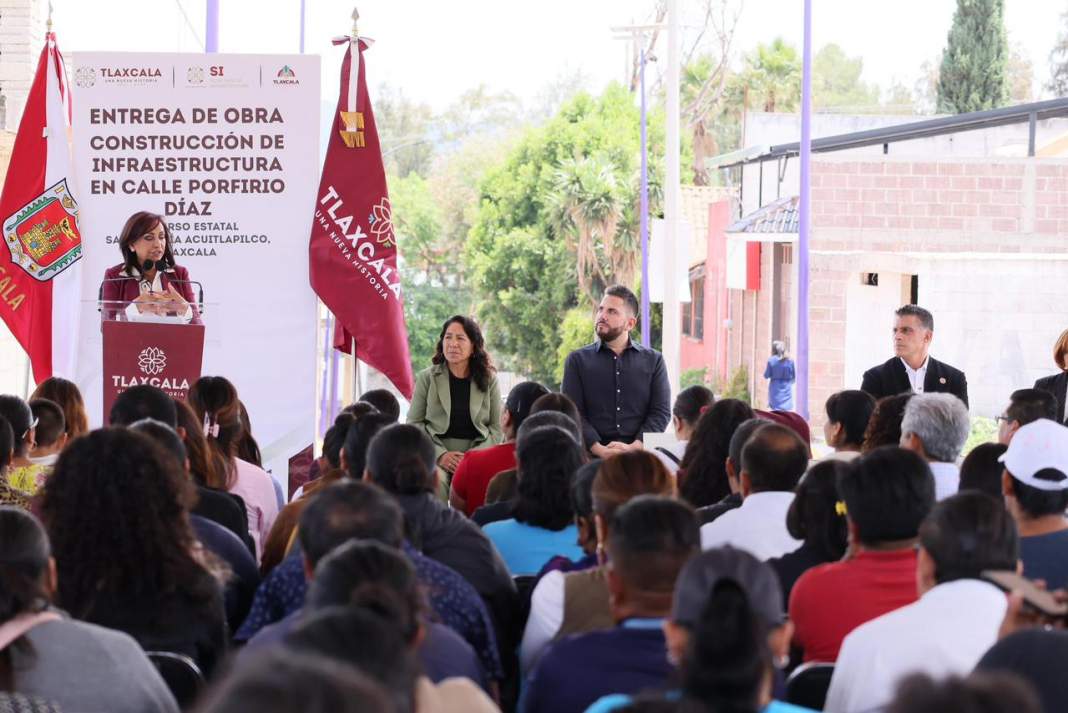 Lorena Cuéllar durante entrega de obras en Tlaxcala.