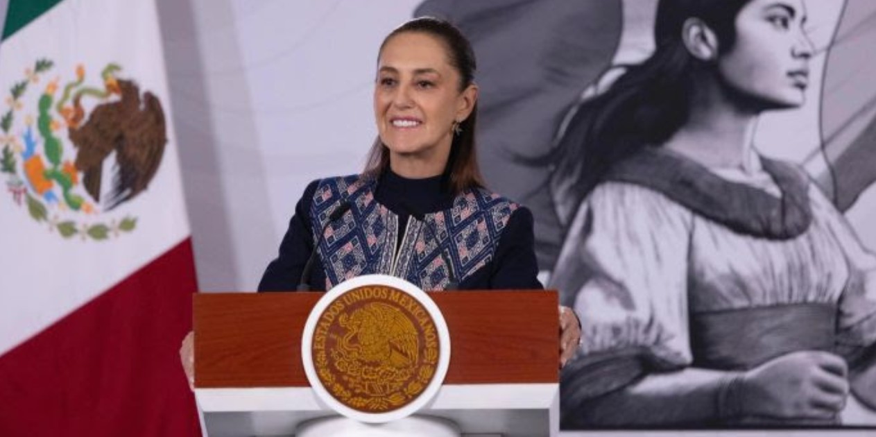 Claudia Sheinbaum durante una conferencia sobre simplificación de trámites.
