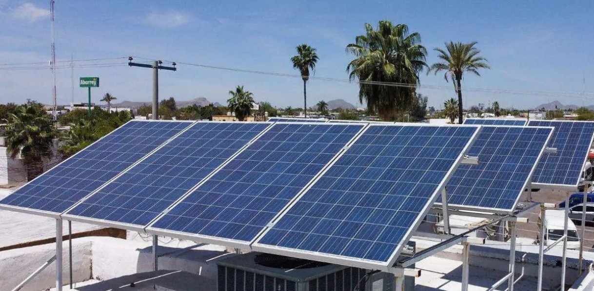 Instalación de paneles solares en una vivienda.