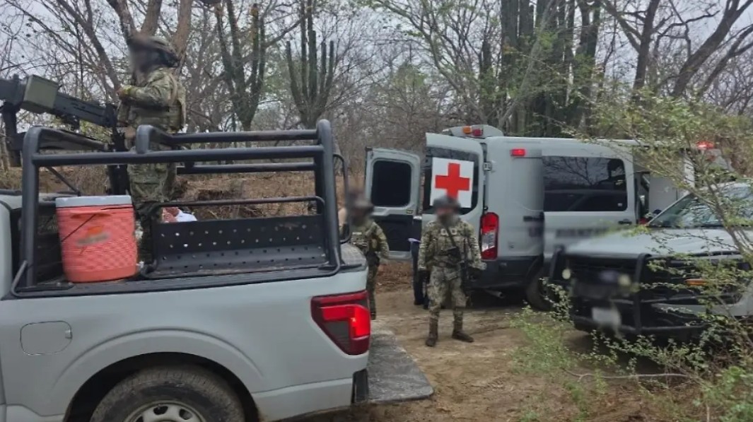 Militares y patrullas durante un operativo de seguridad en Sinaloa.