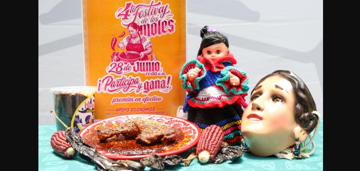 Cocineras tradicionales preparando mole durante el festival en San Pablo Xochimehuacan.