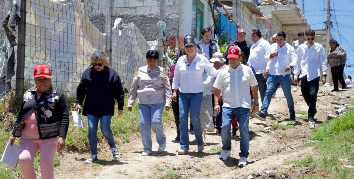 Familias reciben nuevos cuartos dormitorio en San Diego Chalma.