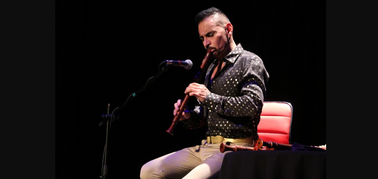 Horacio Franco durante un concierto con orquesta barroca.