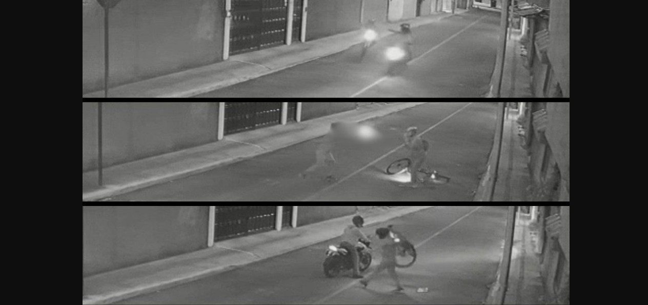 Policías resguardan la zona donde un ciclista fue asesinado en Loma Linda, Puebla.