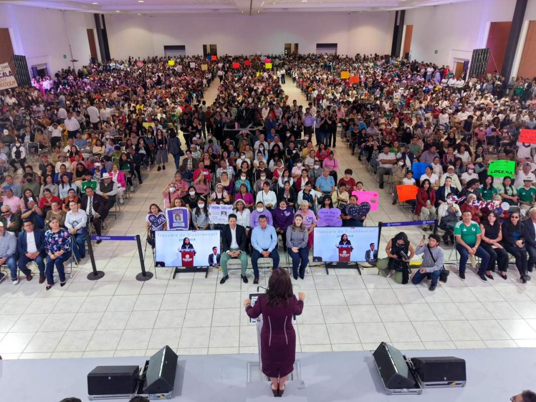 Lorena Cuéllar y Alfonso Sánchez durante un evento público en Tlaxcala.