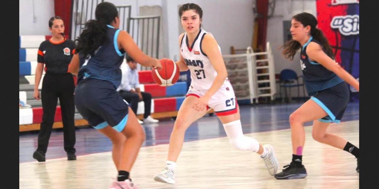 Estudiante deportista jugando básquetbol mientras estudia ingeniería en software