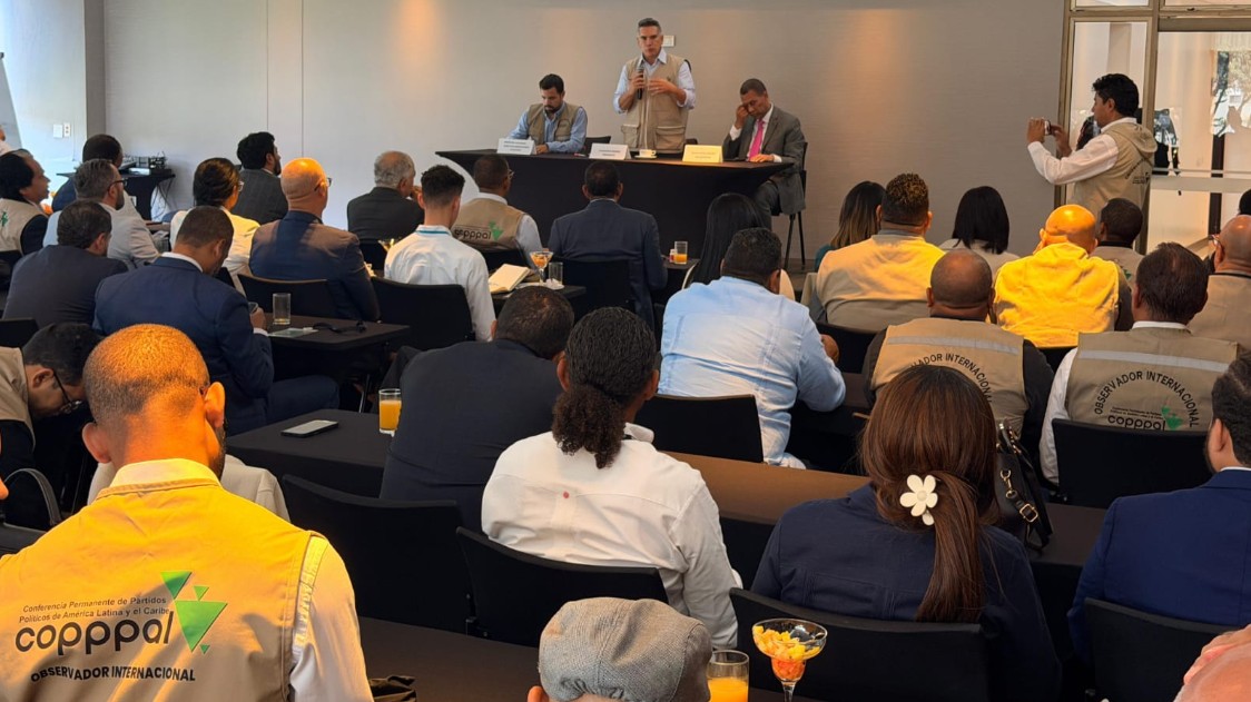 Alejandro Moreno en reunión con observadores electorales en Colombia