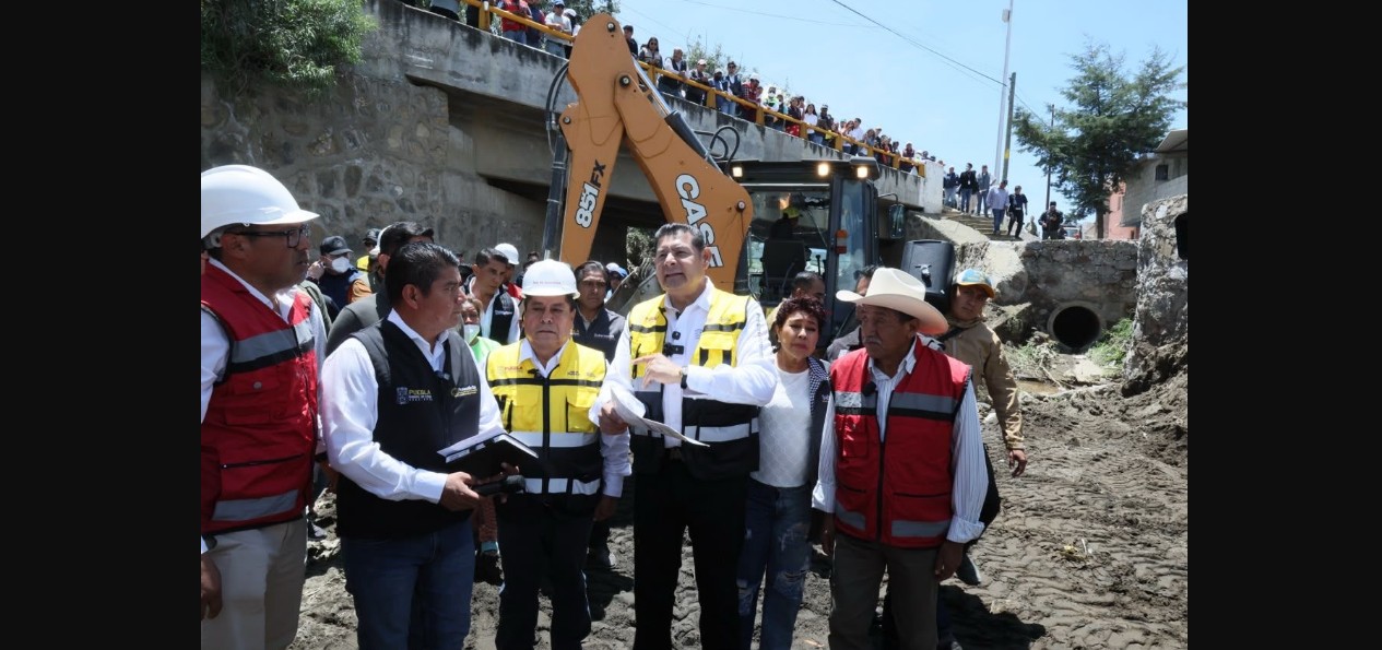 Autoridades recorren zonas afectadas por inundaciones en Ciudad Serdán con maquinaria de apoyo