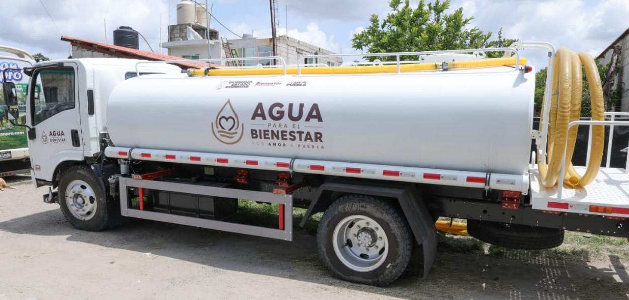 Pipa distribuyendo agua potable en una colonia de Puebla.
