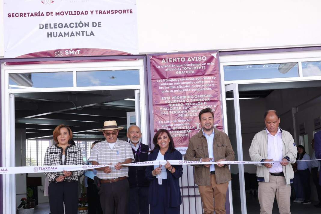 Gobernadora entrega concesiones de transporte público en Huamantla.