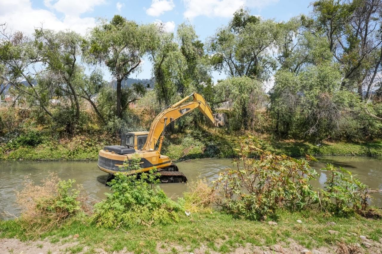 Voluntarios realizan limpieza en el río Zahuapan de Tlaxcala