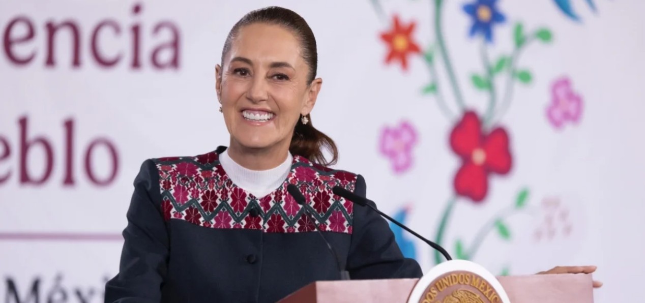 Claudia Sheinbaum celebrando la victoria de la Selección Mexicana en la conferencia matutina.