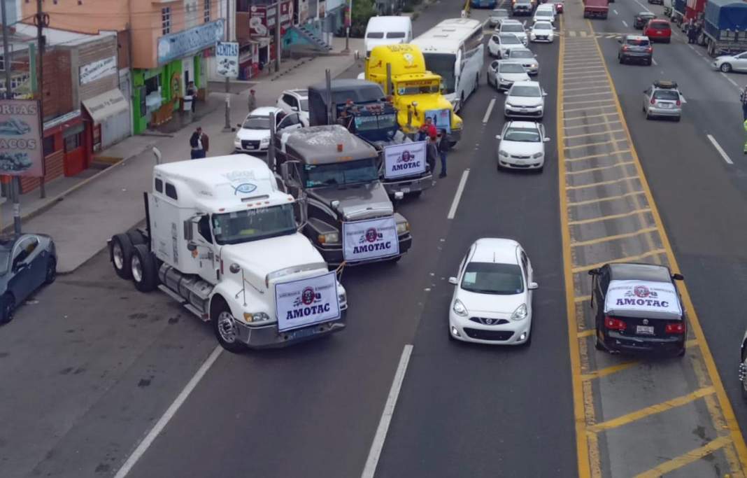 Transportistas durante bloqueo parcial en carretera México-Veracruz.