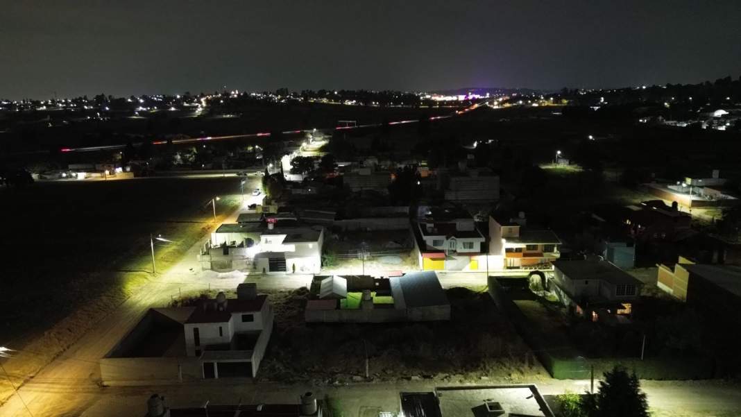 Trabajadores rehabilitan luminarias en calles de Tlaxcala.