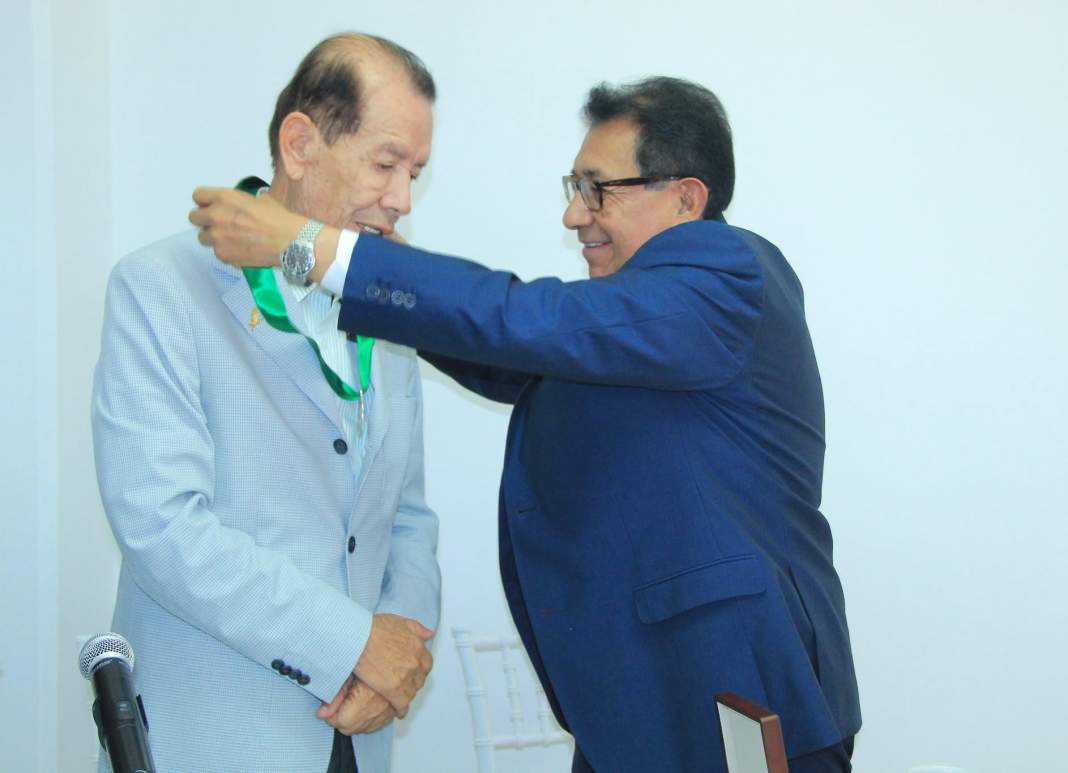 Juan Méndez Vázquez recibe reconocimiento en la UATx.