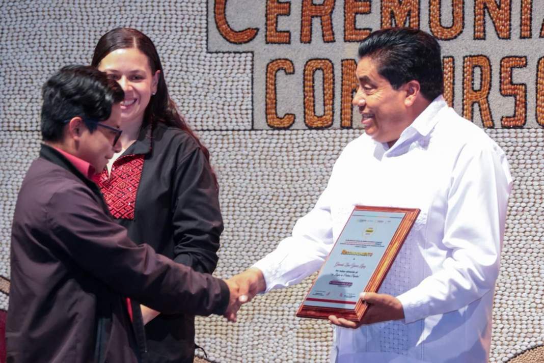 Artesanos tlaxcaltecas reciben reconocimiento durante concurso estatal de arte popular.
