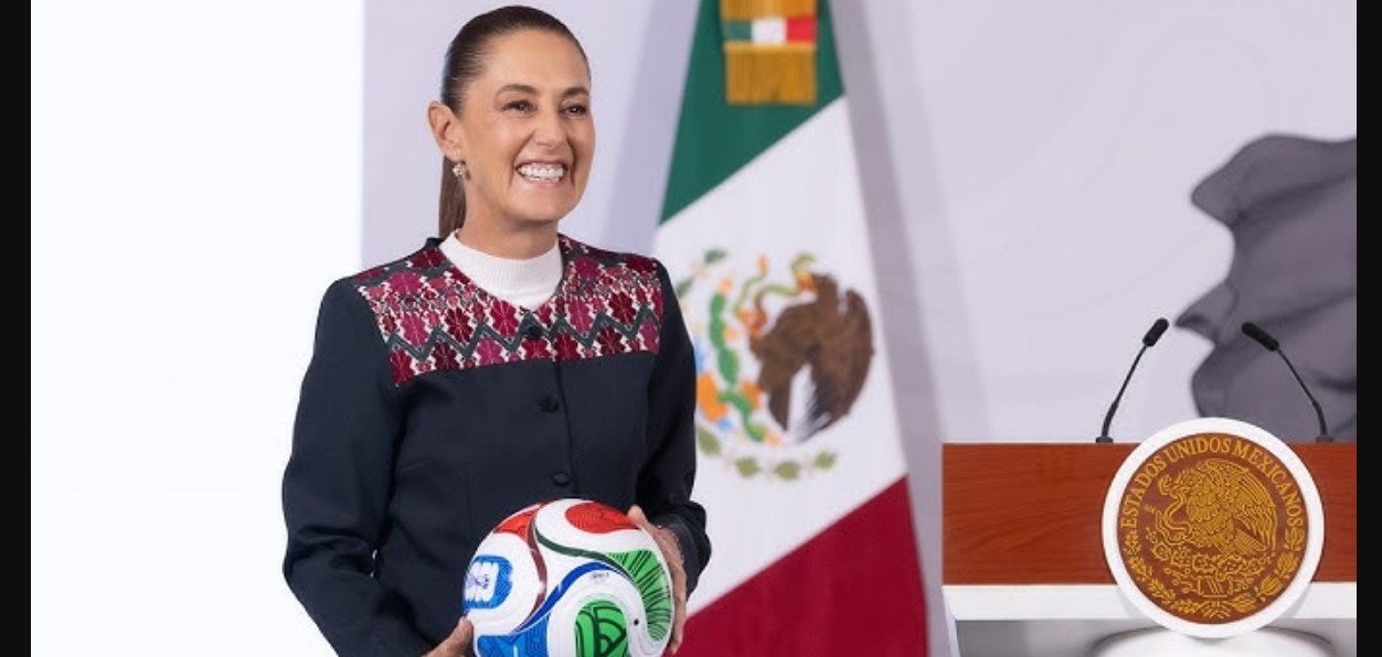 Claudia Sheinbaum hablando sobre árbitras mexicanas en el Mundial 2026