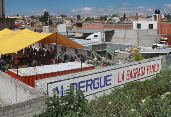 Personas migrantes reciben apoyo en albergue de Apizaco, Tlaxcala.