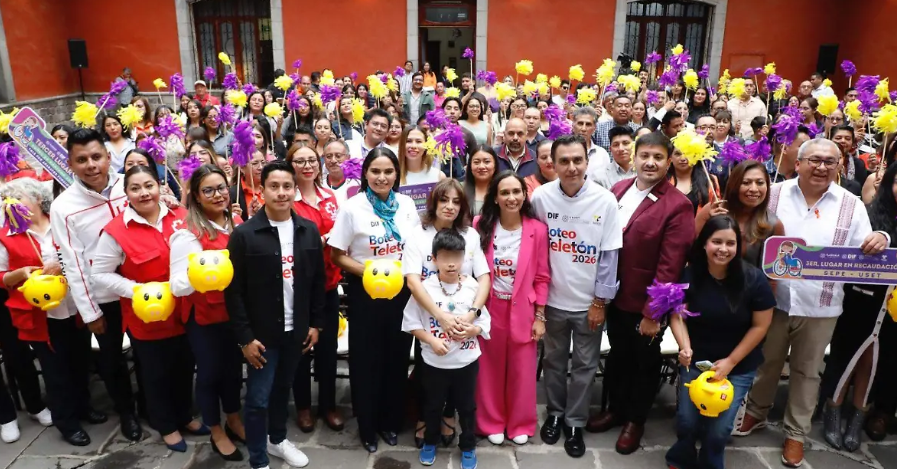 Autoridades de Tlaxcala durante el arranque del Boteo Teletón 2026