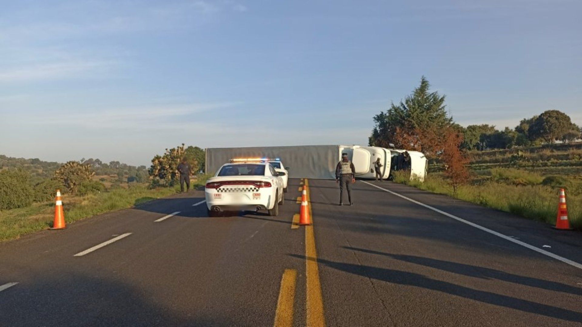 Autoridades recorren la carretera federal 136 en Cuapiaxtla.