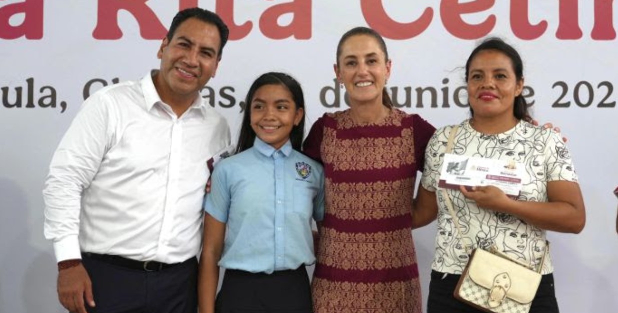 Claudia Sheinbaum entrega tarjetas de la Beca Rita Cetina a estudiantes en Chiapas.