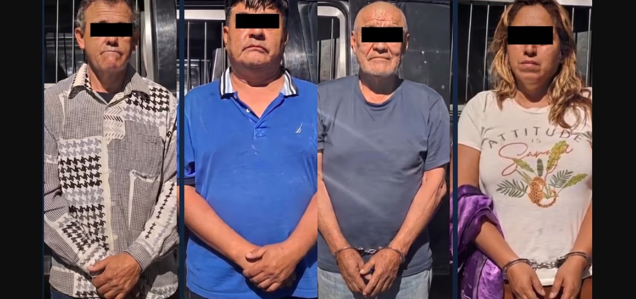 Policías resguardan a cuatro personas detenidas en Monterrey.