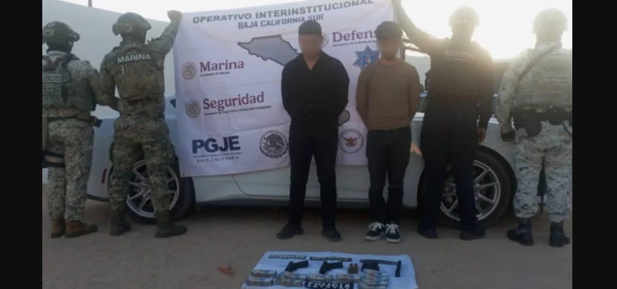 Operativo de seguridad en Cabo San Lucas con detención de dos hombres y aseguramiento de armas y dinero.