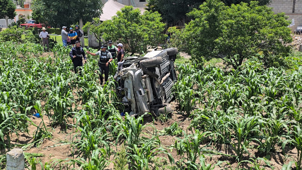 Sobreviven integrantes de una familia a aparatosa volcadura en la Tlaxcala-Texmelucan