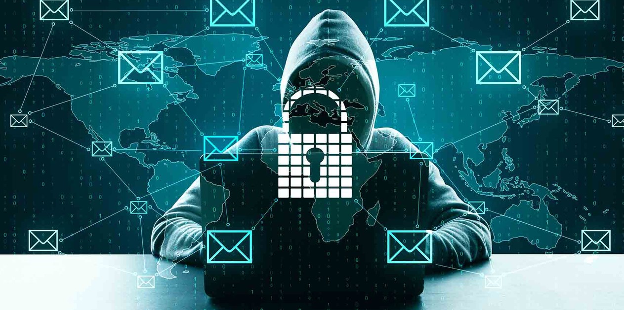 Persona revisando correo sospechoso en computadora como ejemplo de phishing