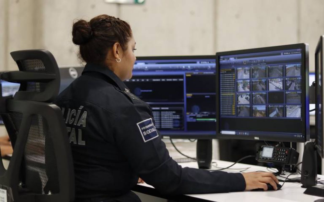 Mujer observa una patrulla durante un operativo en Tlaxcala.